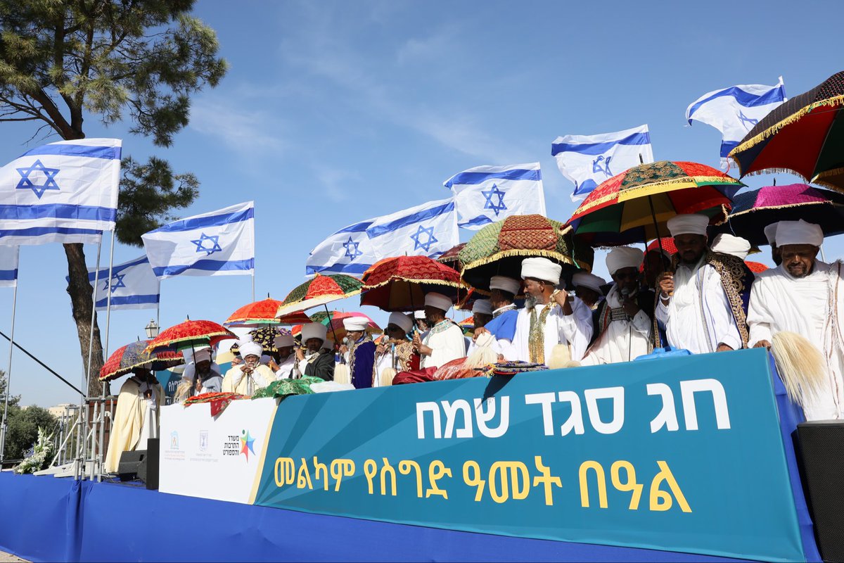 IsraelinRomania's tweet photo. Evreii etiopieni celebrează astăzi #Sigd, o sărbătoare străveche ce simbolizează visul comunității evreiești din Etiopia de a se întoarce în Căminul ancestral, #Israel 🇮🇱.

Onorăm credința, reziliența și moștenirea evreilor de origine etiopiană. Mulți dintre ei și-au pierdut viața în lungul și anevoiosul drum către Israel. Povestea lor este una despre curaj neclintit, speranță neabătută și dorința profundă de a-și regăsi rădăcinile. 🤍

📸 Arnon Bossani
