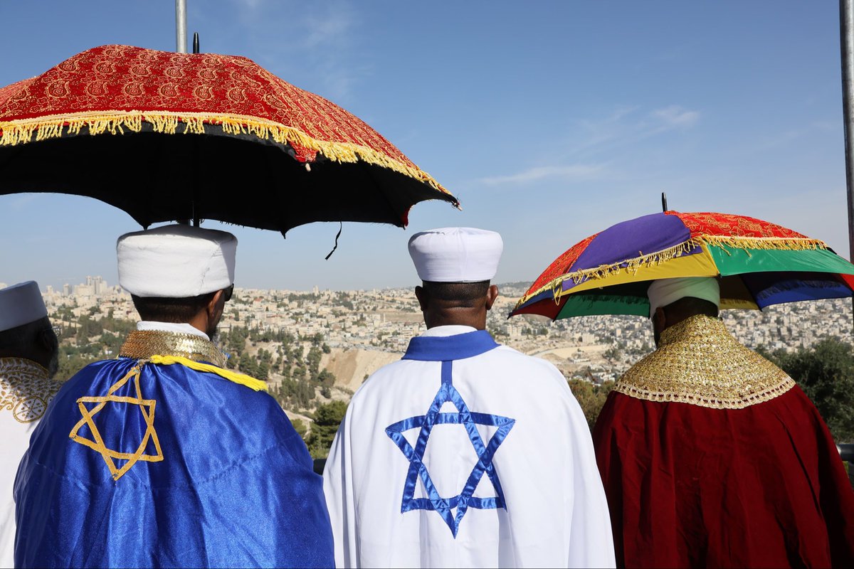 IsraelinRomania's tweet photo. Evreii etiopieni celebrează astăzi #Sigd, o sărbătoare străveche ce simbolizează visul comunității evreiești din Etiopia de a se întoarce în Căminul ancestral, #Israel 🇮🇱.

Onorăm credința, reziliența și moștenirea evreilor de origine etiopiană. Mulți dintre ei și-au pierdut viața în lungul și anevoiosul drum către Israel. Povestea lor este una despre curaj neclintit, speranță neabătută și dorința profundă de a-și regăsi rădăcinile. 🤍

📸 Arnon Bossani