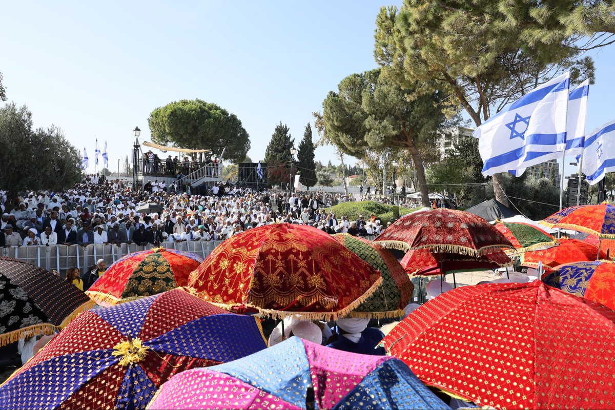 IsraelinRomania's tweet photo. Evreii etiopieni celebrează astăzi #Sigd, o sărbătoare străveche ce simbolizează visul comunității evreiești din Etiopia de a se întoarce în Căminul ancestral, #Israel 🇮🇱.

Onorăm credința, reziliența și moștenirea evreilor de origine etiopiană. Mulți dintre ei și-au pierdut viața în lungul și anevoiosul drum către Israel. Povestea lor este una despre curaj neclintit, speranță neabătută și dorința profundă de a-și regăsi rădăcinile. 🤍

📸 Arnon Bossani