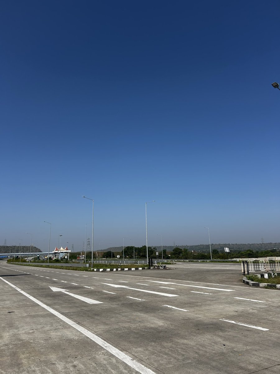Amarrrrz's tweet photo. Maharashtra has approved the 53.4 km Pune-Shirur highway with a 4 lane road and 6 lane elevated expressway. Work on Pune-Shirur must finish in 3 years.
Two 6 lane highways in Chhatrapati Sambhajinagar-Shendra-Bidkin (32.8 km) and Bidkin-Dhoregaon (26 km) are also cleared.
A new greenfield road to the Samruddhi Expressway got in-principle approval. A 7.4 km elevated corridor will support both road and metro.