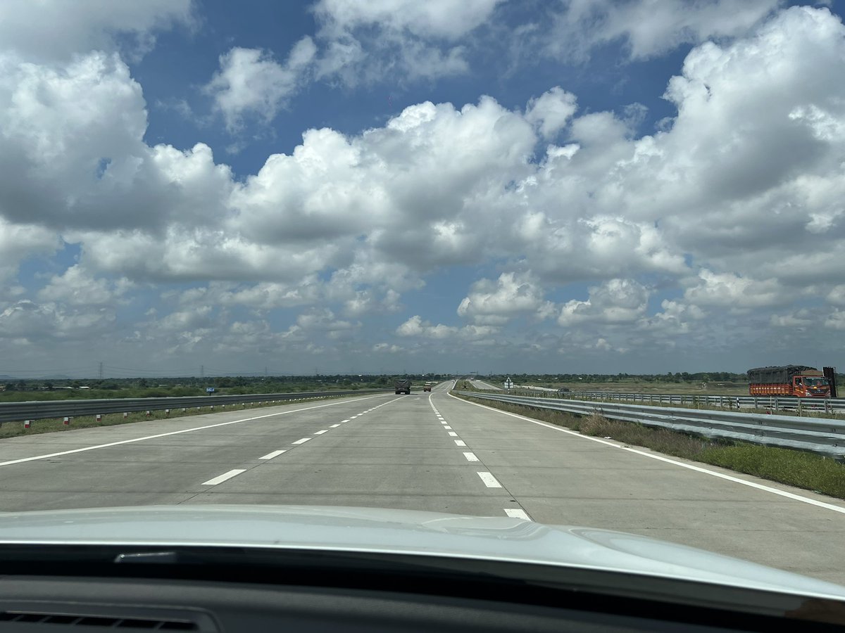 Amarrrrz's tweet photo. Maharashtra has approved the 53.4 km Pune-Shirur highway with a 4 lane road and 6 lane elevated expressway. Work on Pune-Shirur must finish in 3 years.
Two 6 lane highways in Chhatrapati Sambhajinagar-Shendra-Bidkin (32.8 km) and Bidkin-Dhoregaon (26 km) are also cleared.
A new greenfield road to the Samruddhi Expressway got in-principle approval. A 7.4 km elevated corridor will support both road and metro.
