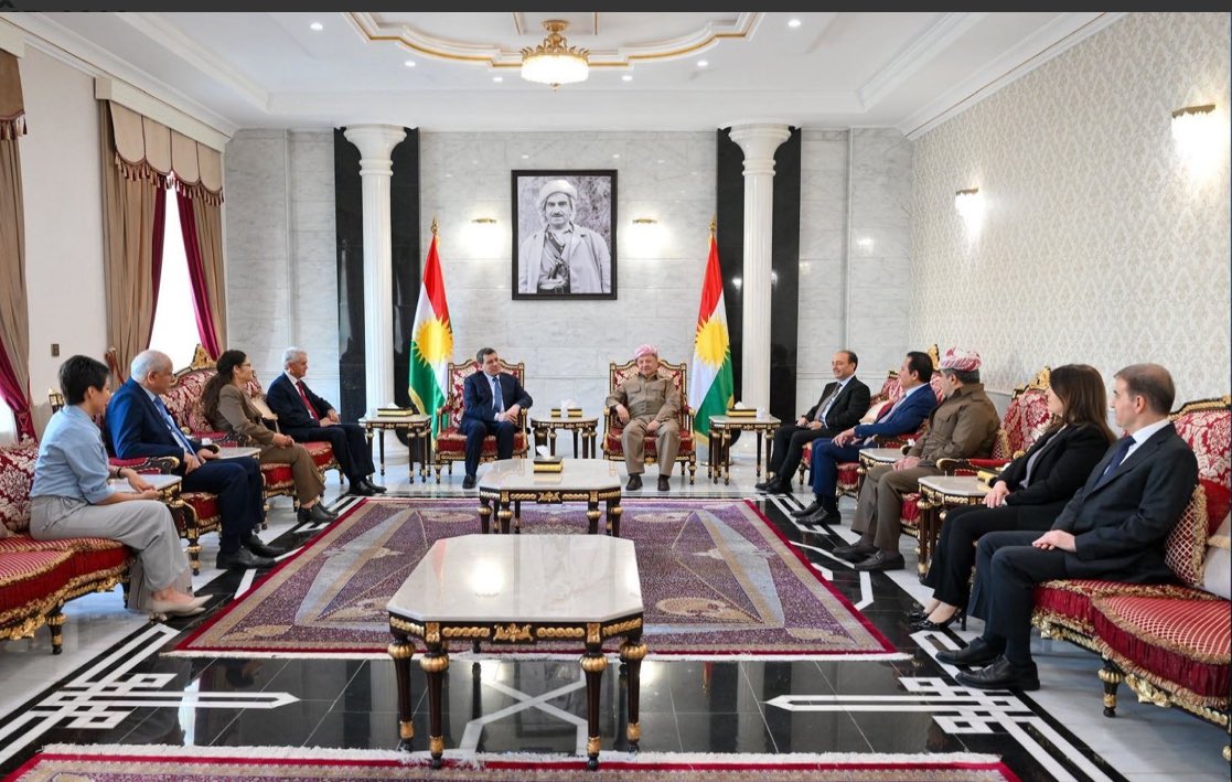 KGDOnline's tweet photo. Ein starkes Zeichen der kurdischen Einheit – #MEPS2025

Das Middle East Peace and Security Forum (MEPS2025) an der Amerikanischen Universität in #Duhok hat etwas ermöglicht, das in dieser Form seit Jahren kaum vorstellbar war: führende kurdische Persönlichkeiten aus unterschiedlichen Teilen Kurdistans kamen an einem Tisch zusammen — im Zeichen des Dialogs, der Verantwortung und der gemeinsamen Zukunft.

Dass General Mazlum Abdi und Ilham Ahmed als Vertreter der Selbstverwaltung von Rojava mit Präsident Masoud Barzani, Präsident der Autonomen Region Kurdistans Nechirvan Barzani, Ministerpräsident Masrour Barzani sowie weiteren hochrangigen Politikerinnen und Politikern aus Südkurdistan zusammentrafen, war ein historischer Moment. Die Teilnahme von Osman Baydemir, dem früheren Oberbürgermeister von Amed, der im Londoner Exil lebt, verlieh diesem Treffen zusätzliche Bedeutung.

Die Bilder sprechen für sich: Einheit, Respekt und politische Reife.
In einer Region, die von Konflikten geprägt ist, sendet dieses Treffen eine klare Botschaft:
Wenn Kurd*innen miteinander sprechen, einander zuhören und kooperieren, entsteht Hoffnung — für Frieden, Stabilität und eine gemeinsame Vision für Morgen.

MEPS2025 hat gezeigt:
Die Zukunft Kurdistans wird stärker, wenn wir sie gemeinsam gestalten.
#kurd #kurdistan 

@masoud_barzani @MazloumAbdi @IKRPresident @masrourbarzani