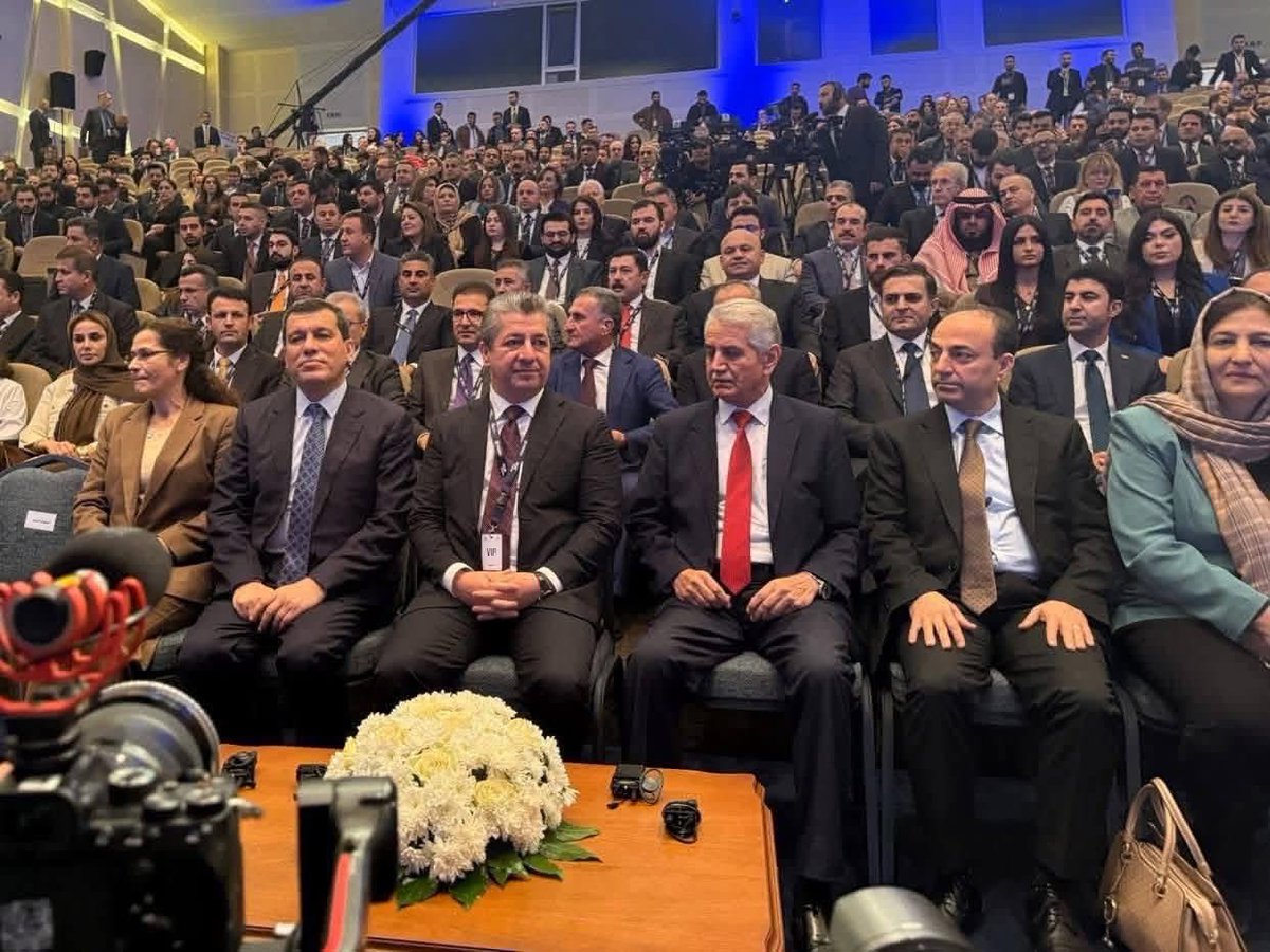 KGDOnline's tweet photo. Ein starkes Zeichen der kurdischen Einheit – #MEPS2025

Das Middle East Peace and Security Forum (MEPS2025) an der Amerikanischen Universität in #Duhok hat etwas ermöglicht, das in dieser Form seit Jahren kaum vorstellbar war: führende kurdische Persönlichkeiten aus unterschiedlichen Teilen Kurdistans kamen an einem Tisch zusammen — im Zeichen des Dialogs, der Verantwortung und der gemeinsamen Zukunft.

Dass General Mazlum Abdi und Ilham Ahmed als Vertreter der Selbstverwaltung von Rojava mit Präsident Masoud Barzani, Präsident der Autonomen Region Kurdistans Nechirvan Barzani, Ministerpräsident Masrour Barzani sowie weiteren hochrangigen Politikerinnen und Politikern aus Südkurdistan zusammentrafen, war ein historischer Moment. Die Teilnahme von Osman Baydemir, dem früheren Oberbürgermeister von Amed, der im Londoner Exil lebt, verlieh diesem Treffen zusätzliche Bedeutung.

Die Bilder sprechen für sich: Einheit, Respekt und politische Reife.
In einer Region, die von Konflikten geprägt ist, sendet dieses Treffen eine klare Botschaft:
Wenn Kurd*innen miteinander sprechen, einander zuhören und kooperieren, entsteht Hoffnung — für Frieden, Stabilität und eine gemeinsame Vision für Morgen.

MEPS2025 hat gezeigt:
Die Zukunft Kurdistans wird stärker, wenn wir sie gemeinsam gestalten.
#kurd #kurdistan 

@masoud_barzani @MazloumAbdi @IKRPresident @masrourbarzani