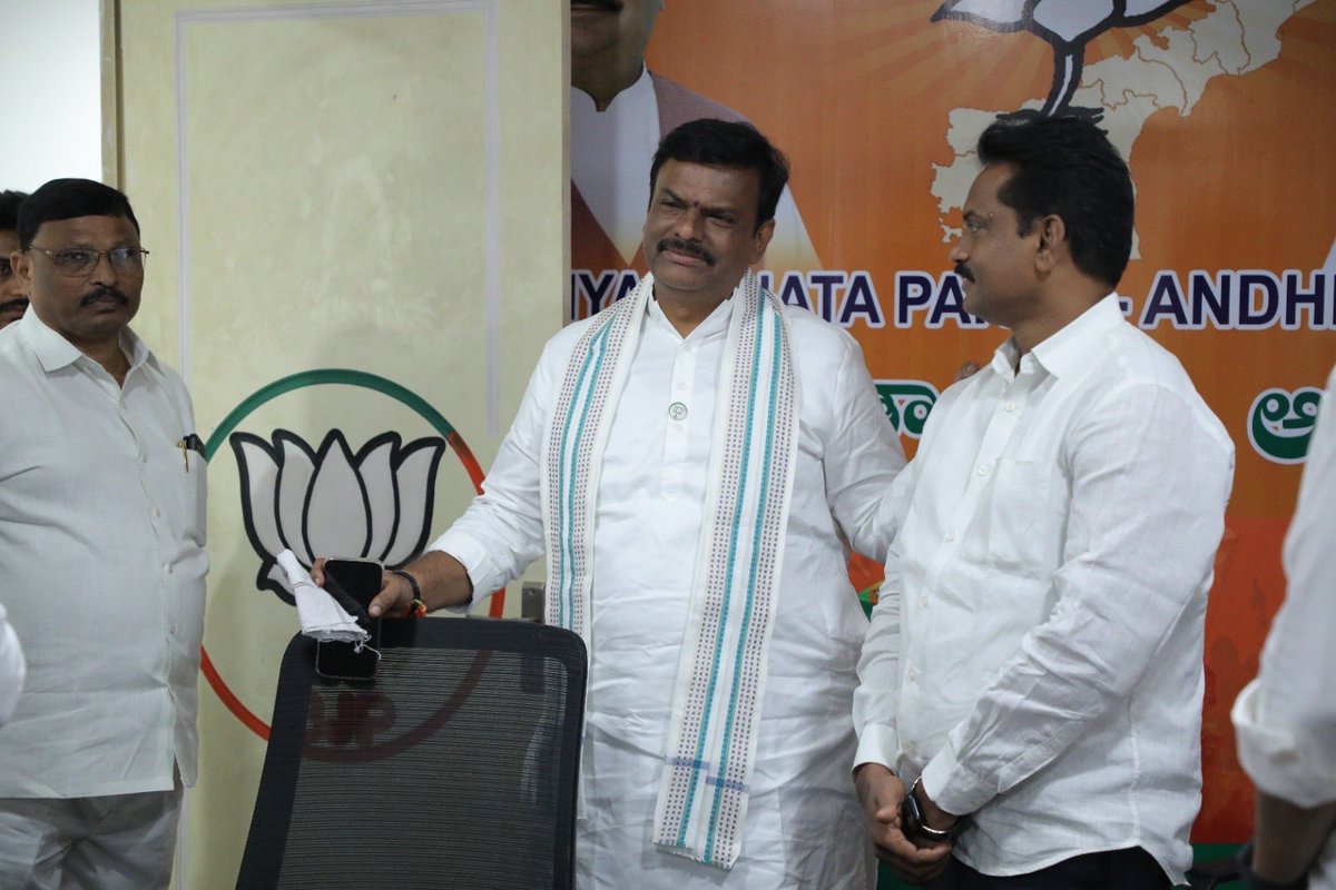 syed_bashabjp's tweet image. ఈరోజు (20-11-2025) నూతన మైనారిటీ మోర్చా రాష్ట్ర కమిటీ ఏర్పాటు కోసం జరిగిన సమావేశంలో భాగమైనందుకు చాలా సంతోషం!
#మైనారిటీమోర్చా #భాజప #రాష్ట్రకమిటీ #కొత్తప్రారంభం #PVNమాధవ్ #మధుకర్జీ #సమగ్రఅభివృద్ధి #నాయకత్వం