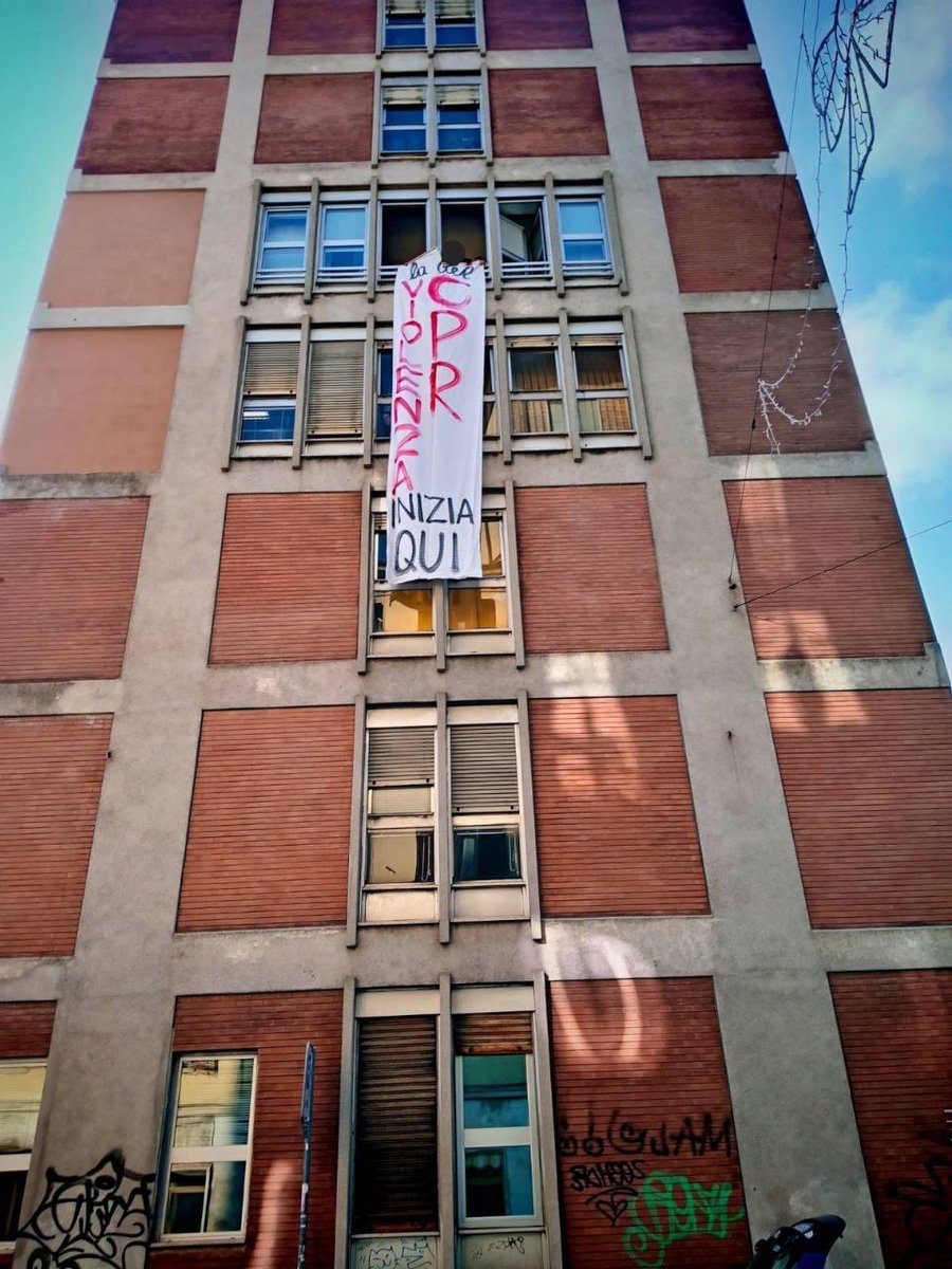 CampagneinLotta's tweet photo. La violenza nei CPR inizia QUI: DIREZIONE GENERALE ASL #TORINO via S. Secondo 29.
Visita a sorpresa agli uffici che convalidano le detenzioni nel #CPR di corso Brunelleschi. #Solidarietà a chi lotta e resiste con il proprio corpo, con il fuoco nei CPR, e nelle CARCERI. https://t.co/jt68Af1hIm