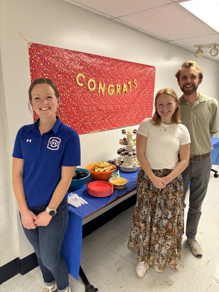 clevecityschool's tweet image. Yesterday evening at The Family Resource Center, families celebrated completing this season of Adult English Language Learning. 🌟 Their dedication each week has been incredible. Grateful for our ESL team and CHS student volunteers who supported childcare. 💙 #BuildingCommunity