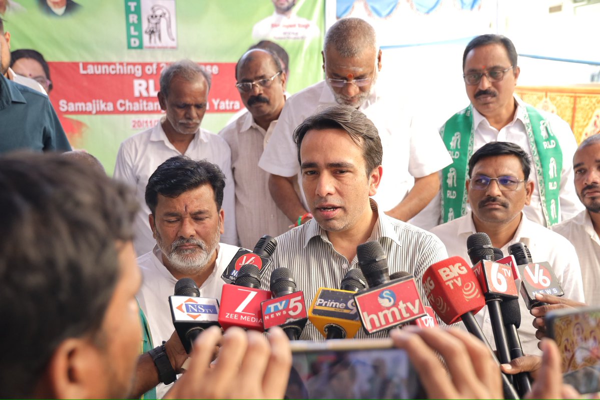 केंद्रीय मंत्री सह राष्ट्रीय अध्यक्ष श्री जयन्त चौधरी जी ने आज तेलंगाना दौरे पर प्रदेशाध्यक्ष श्री कपिलवई दिलीप कुमार के निवास पर पार्टी कार्यकर्ताओं एवं पदाधिकारियों के साथ महत्वपूर्ण बैठक की।