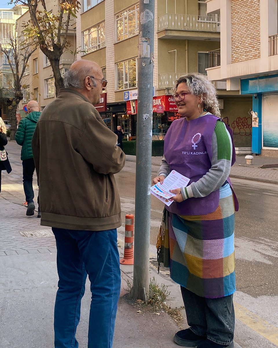tip_ankara's tweet photo. 20 Kasım Dünya Çocuk Hakları gününde sokaklardayız: Okullarda bir öğün ücretsiz yemek için bütçenin %1,5’i yeter!

Ayrancı’da tüm çocuklara bir öğün ücretsiz ve sağlıklı yemek hakkı için bildirilerimizi dağıtarak imza kampanyamızı başlattık.

Saray’ın çocukları lüks arabalarla, yatlarla, katlarla patlayıncaya kadar yerken memleketin milyonlarca çocuğunu açlığa terk edemeyeceksiniz!