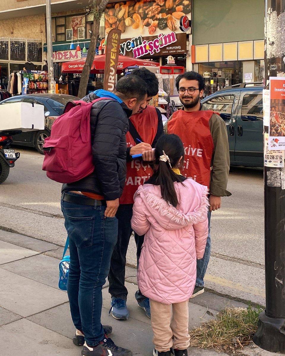 tip_ankara's tweet photo. 20 Kasım Dünya Çocuk Hakları gününde sokaklardayız: Okullarda bir öğün ücretsiz yemek için bütçenin %1,5’i yeter!

Ayrancı’da tüm çocuklara bir öğün ücretsiz ve sağlıklı yemek hakkı için bildirilerimizi dağıtarak imza kampanyamızı başlattık.

Saray’ın çocukları lüks arabalarla, yatlarla, katlarla patlayıncaya kadar yerken memleketin milyonlarca çocuğunu açlığa terk edemeyeceksiniz!