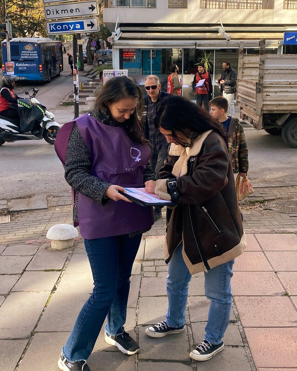 tip_ankara's tweet photo. 20 Kasım Dünya Çocuk Hakları gününde sokaklardayız: Okullarda bir öğün ücretsiz yemek için bütçenin %1,5’i yeter!

Ayrancı’da tüm çocuklara bir öğün ücretsiz ve sağlıklı yemek hakkı için bildirilerimizi dağıtarak imza kampanyamızı başlattık.

Saray’ın çocukları lüks arabalarla, yatlarla, katlarla patlayıncaya kadar yerken memleketin milyonlarca çocuğunu açlığa terk edemeyeceksiniz!