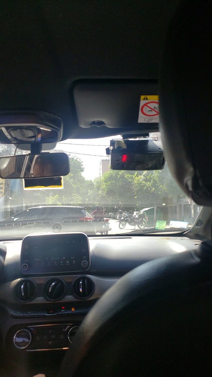 MaryPequetheone's tweet photo. Calle cortada a la altura de san luis y Rodriguez , policía y ambulancia presente... caos total, evitar zona.. @CIOR_Rosario @TransitoRos https://t.co/ndcjCxHO15