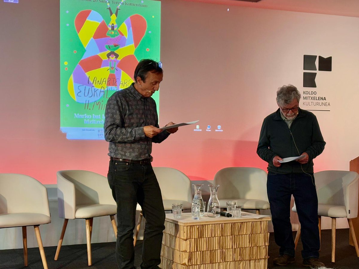 ueu_orokorra's tweet image. Bakarrizketa egiten ari dira Mikel Martinez Etxarri eta Koldo Izagirre Urreaga, literatur sariketen eta beken baldintzen inguruan.  #EuskalArtistenIIMintegia