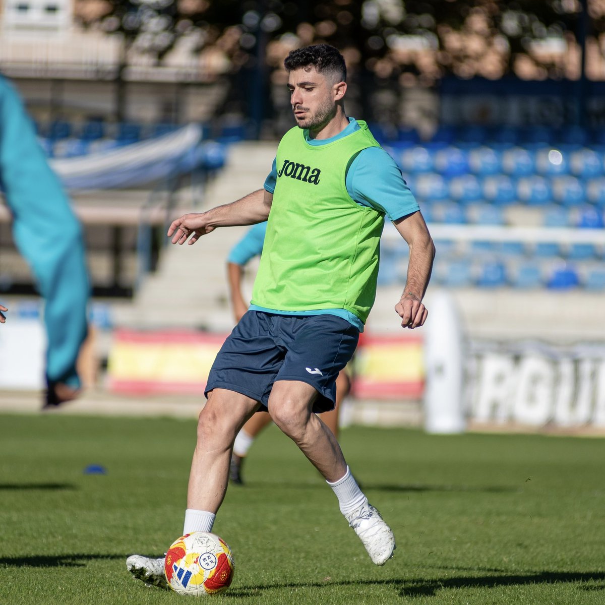 Rubén Fernández “Ferni”, jugador talaverano, se une a los entrenamientos del primer equipo.

Lo hace tras superar una lesión de larga duración que lo ha mantenido fuera de los terrenos de juego.

🫡 <a href="/Rubenfer8/">Rubén Fernández</a>