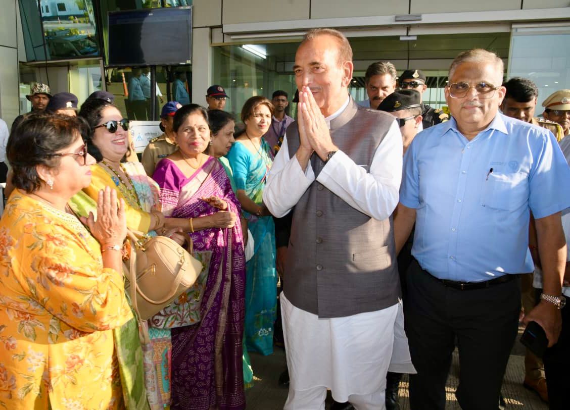 GulistanNewsTV's tweet photo. Former Union Minister & Former CM #GhulamNabiAzad arrived in Kolhapur, #Maharashtra, where he was warmly welcomed at the airport.
@ghulamnazad https://t.co/nJHNv9YLzq