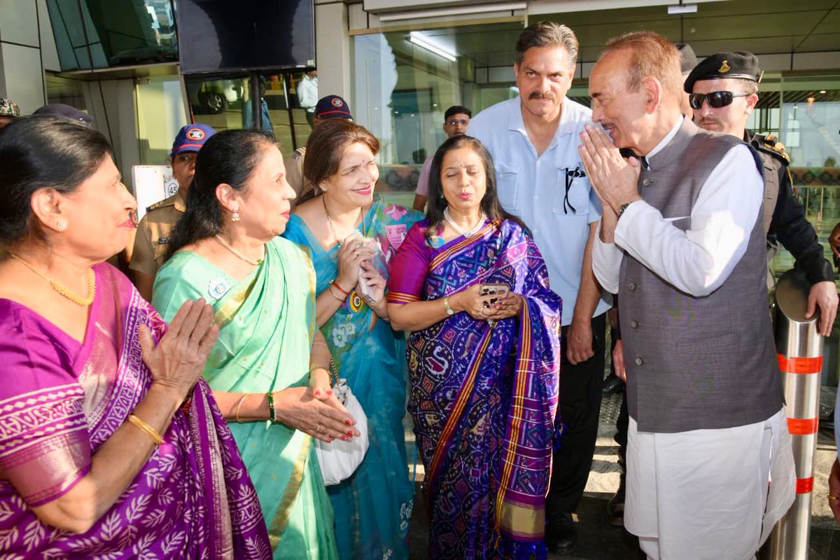 GulistanNewsTV's tweet photo. Former Union Minister & Former CM #GhulamNabiAzad arrived in Kolhapur, #Maharashtra, where he was warmly welcomed at the airport.
@ghulamnazad https://t.co/nJHNv9YLzq