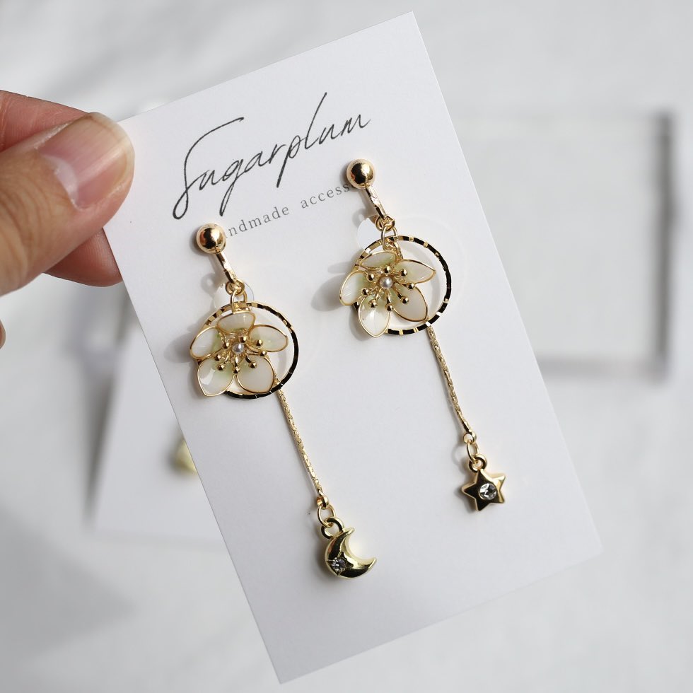 \\new//

デザフェスで販売したクリスマスローズのアイテム、画像の4点をminneにて公開予定です。
11/21 20:00〜

お気に入りしてチェックしていただけると嬉しいです✨
他作品も順番に公開予定です。