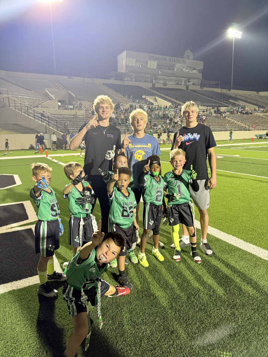 Current stars dialed in the future <a href="/CarrollDragonFB/">Southlake Carroll Football</a>  🤝 thankful for such great role models <a href="/BrockBoyd_2/">Brock Boyd</a> <a href="/AngeloRenda2026/">Angelo Renda</a> <a href="/BrodyKnowles11/">Brody Knowles</a> making it a special night for these 2037 🐉
