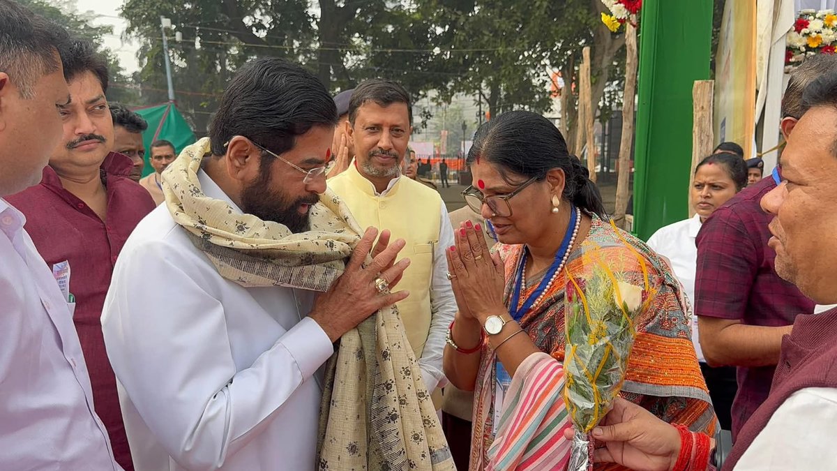 📍 पटना, बिहार |

नितीश कुमार यांनी आज दहाव्यांदा बिहारच्या मुख्यमंत्रीपदाची शपथ घेतली. राजधानी पटना येथील गांधी मैदानात पार पडलेल्या या शपथविधी सोहळ्याला शिवसेना मुख्य नेते व उपमुख्यमंत्री मा.ना.श्री. एकनाथजी शिंदे साहेब उपस्थित होते. यावेळी बिहारचे राज्यपाल आरिफ मोहम्मद खान