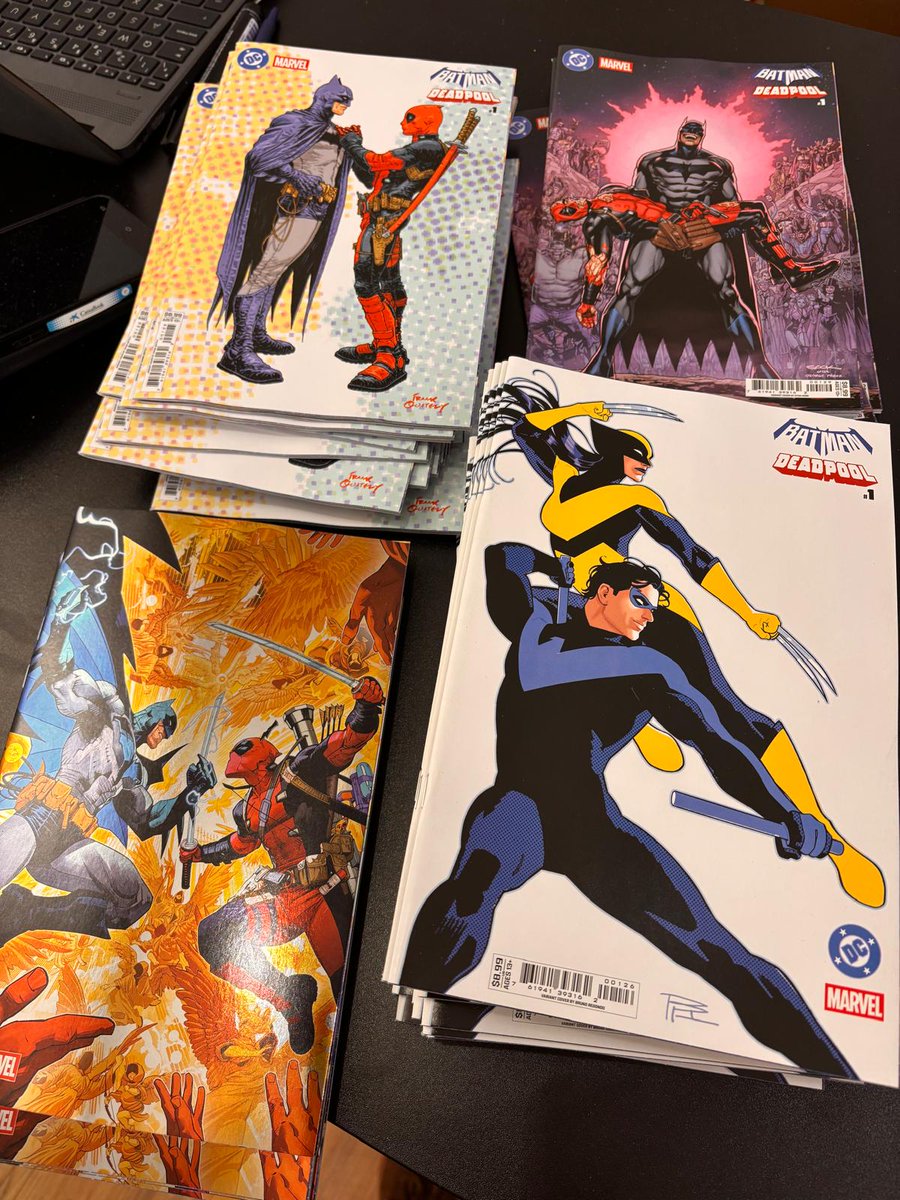 radar_comics's tweet photo. ¿Y tú de quién eres? 

#BatmanDeadpool #AbriendoCajas https://t.co/Ip0uuM86rP