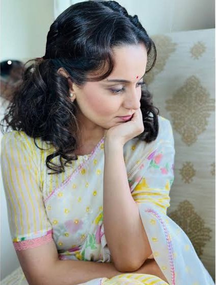 खुशियाँ हाथों में नहीं आतीं, 
उन्हें जी कर बनाना पड़ता है।