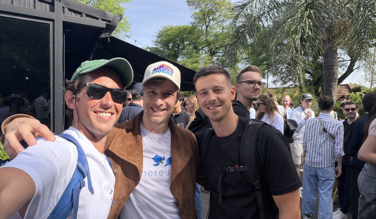 Raph_Bloch's tweet photo. We talk about digital assets and onchain finance, but behind it all, there are always people.

Network = Networth https://t.co/PptG4YQHws
