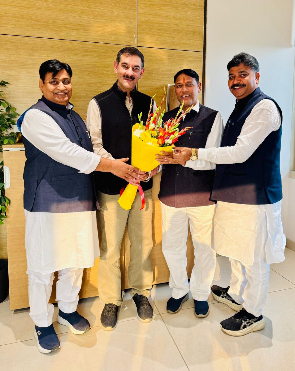 TikaRamJullyINC's tweet image. आज दिल्ली में कांग्रेस संगठन महासचिव आदरणीय श्री के.सी. वेणुगोपाल जी एवं महासचिव श्री भँवर जितेन्द्र सिंह जी से मुलाक़ात कर उनका मार्गदर्शन प्राप्त किया।

इस दौरान प्रदेश कांग्रेस अध्यक्ष श्री गोविन्द सिंह डोटासरा जी एवं अंता के नवनिर्वाचित विधायक श्री प्रमोद भाया जी भी उपस्थित…