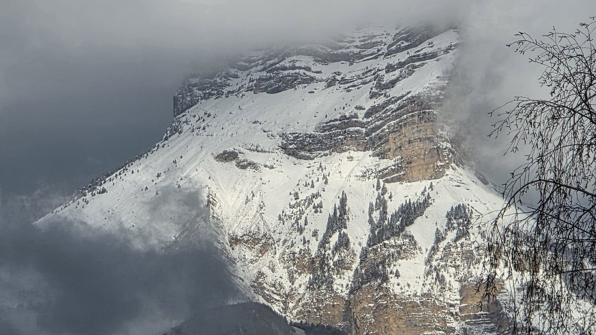 La neige de retour en Isère ❄️.
La dent de Crolles émerge 🌨☀️.
<a href="/lachainemeteo/">La Chaîne Météo</a> <a href="/MeteoExpress/">Météo Express</a> <a href="/MeteoIsere/">Météo Centre-Isère</a> <a href="/infoclimat/">Asso Infoclimat</a> <a href="/ExtremeMeteo/">Extrême Météo</a> <a href="/MeteoGrenoble38/">Météo Grenoble</a> <a href="/Meteovilles/">Guillaume Séchet</a> <a href="/UnMeylanais/">Un meylanais</a>.