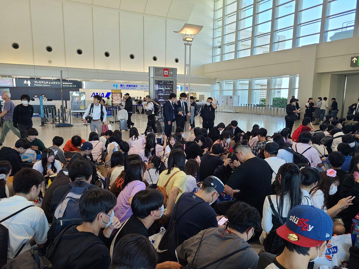 修学旅行４日目
最終日は那覇市内班別行動です。
それぞれの班が計画したコースを散策した後、ゆいれーるに乗って那覇空港に集合しました。天気も晴れてみんなたくさんのお土産を買っていました。