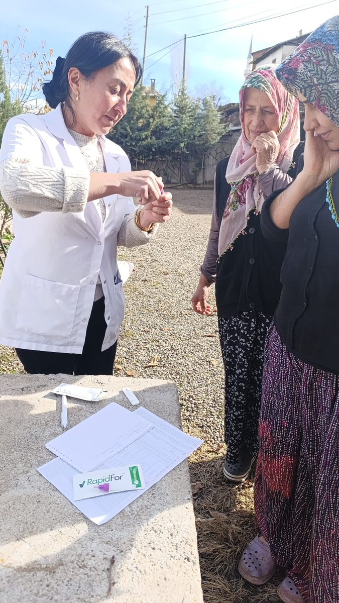 Toplum Sağlığı Merkezi ekip arkadaşımız ,6 nolu aile hekimliği birimiyle iş birliği yaparak Tepeltepe ve Uğurca köylerine gidip ggk(gaitada gizli kan)kiti dağıtıp ,mamografi için randevu vermiştir.