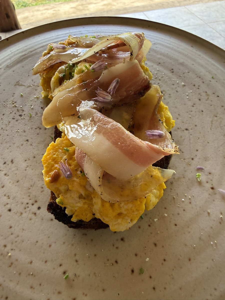 Tostada, huevos revueltos y guangiale. Desayuno en la montaña.