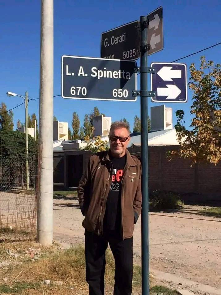 León hay uno solo. Y hoy cumple años.
Felicidades <a href="/GiecoLeon/">Leon Gieco</a>