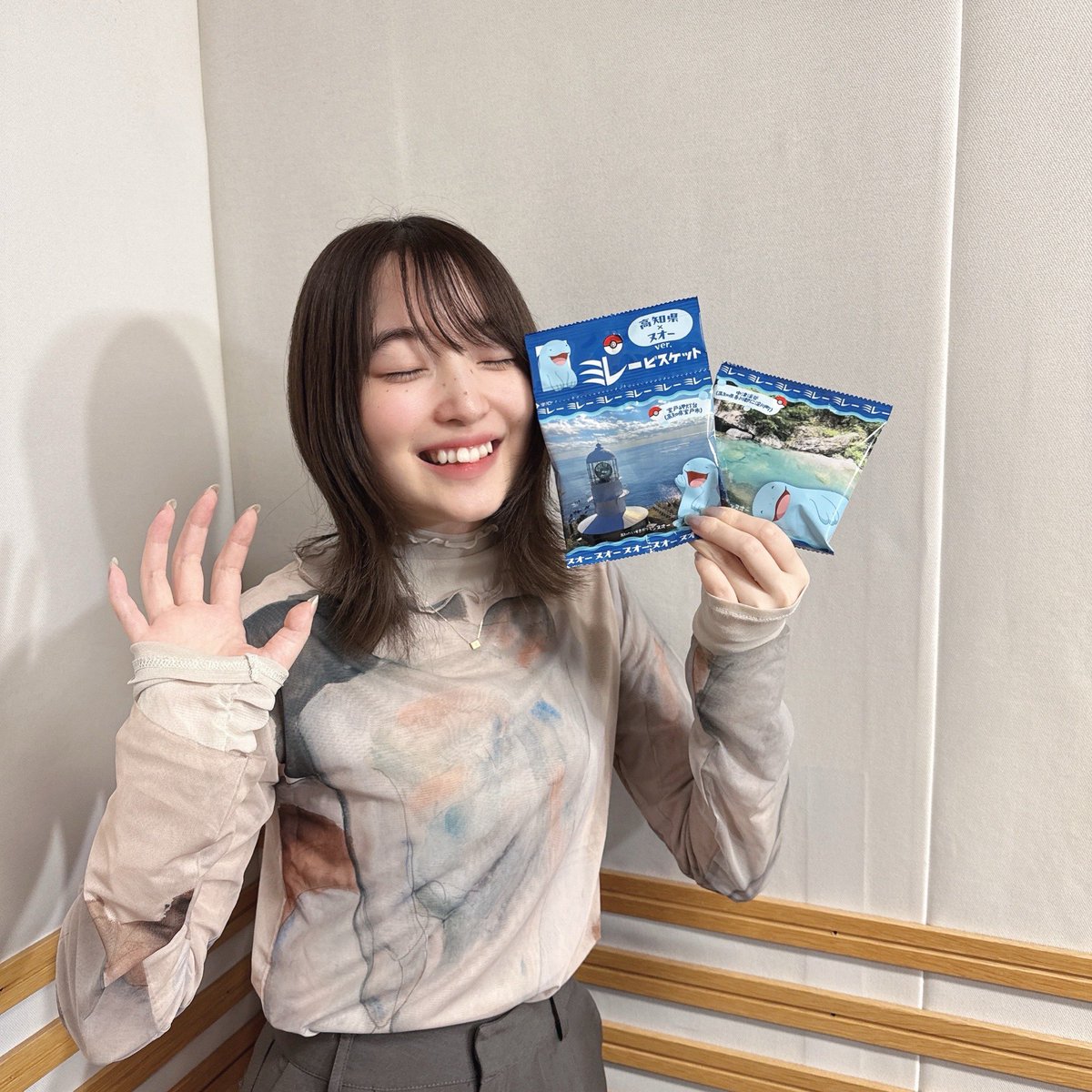 ReinaUeda_Staff's tweet image. 本日は「上田麗奈のひみつばこ」の放送です📻
ミレービスケットとぱしゃり📸
今夜もお楽しみに✨

QloveR 超！A&amp;amp;G＋:22時～
文化放送・ラジオ大阪:27時〜
joqr.co.jp/qr/program/him…

#上田麗奈 #ひみつばこ