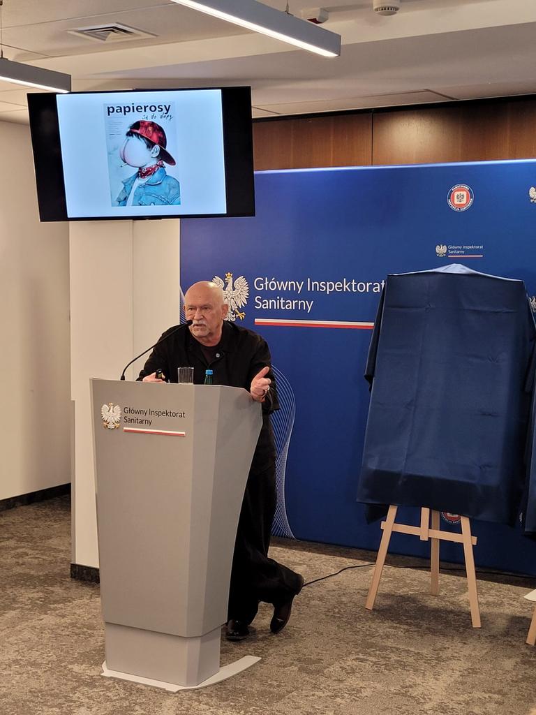 GIS_gov's tweet image. Dlaczego powróciłem do mojego plakatu Papierosy są do dupy? Chciałem pokazać, że niezależnie od formy, tradycyjny papieros czy modne urządzenie elektroniczne, mechanizm uzależnienia pozostaje ten sam. Nieważne, jak to nazwiesz, nikotyna zawsze jest zagrożeniem – Andrzej Pągowski.