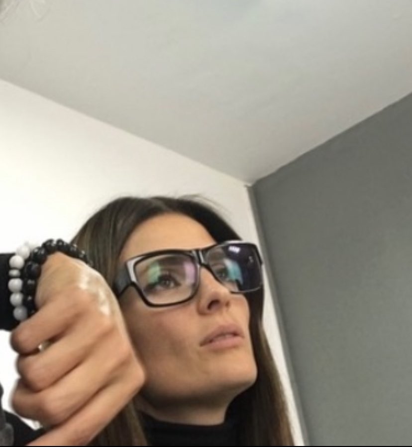 Stana always looks great in glasses 👓