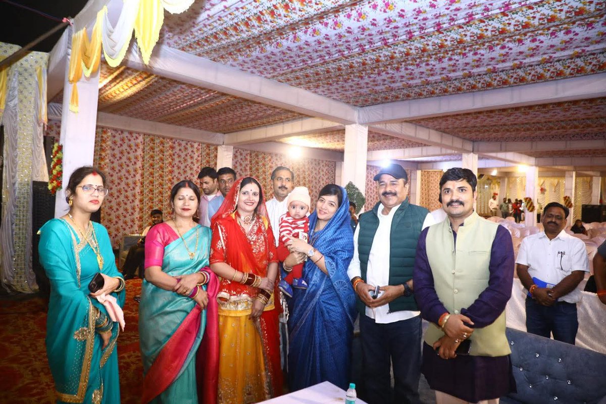 Monu_Singh2308's tweet image. मध्यप्रदेश में युवा कांग्रेस का प्रदेश उपाध्यक्ष देवेंद्र सिंह चौहान को बनाया गया है।

यह भाजपा सांसद #RajeshMishra के पुत्र अनूप मिश्रा के चेले हैं।

अनूप मिश्रा ने हजारो कार्यकर्ता से वोटिंग इनके पक्ष में करवाई है।

साथ ही भाजपा विधायक रीति पाठक से नजदीकी तस्वीर से समझ सकते है।