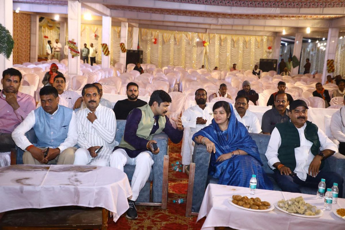 Monu_Singh2308's tweet image. मध्यप्रदेश में युवा कांग्रेस का प्रदेश उपाध्यक्ष देवेंद्र सिंह चौहान को बनाया गया है।

यह भाजपा सांसद #RajeshMishra के पुत्र अनूप मिश्रा के चेले हैं।

अनूप मिश्रा ने हजारो कार्यकर्ता से वोटिंग इनके पक्ष में करवाई है।

साथ ही भाजपा विधायक रीति पाठक से नजदीकी तस्वीर से समझ सकते है।