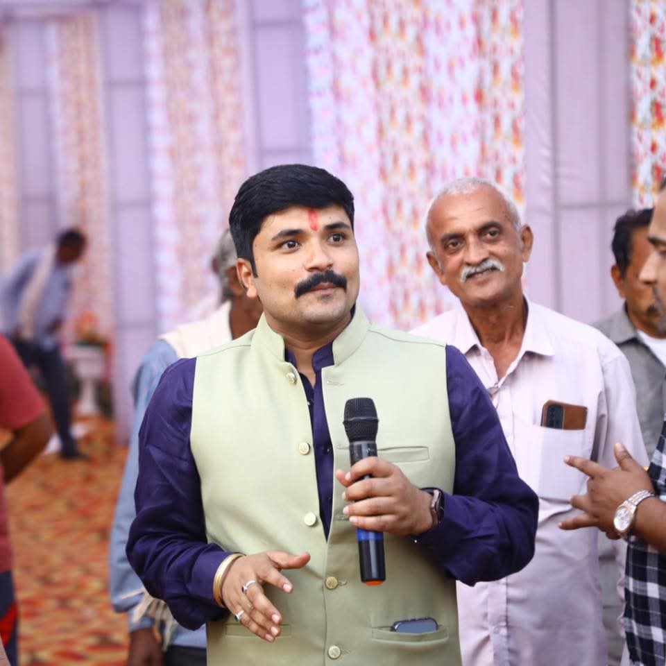 Monu_Singh2308's tweet image. मध्यप्रदेश में युवा कांग्रेस का प्रदेश उपाध्यक्ष देवेंद्र सिंह चौहान को बनाया गया है।

यह भाजपा सांसद #RajeshMishra के पुत्र अनूप मिश्रा के चेले हैं।

अनूप मिश्रा ने हजारो कार्यकर्ता से वोटिंग इनके पक्ष में करवाई है।

साथ ही भाजपा विधायक रीति पाठक से नजदीकी तस्वीर से समझ सकते है।