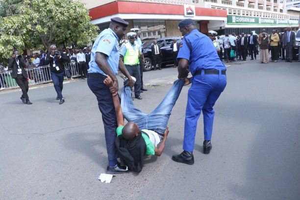 TheNairobiTimez's tweet photo. Political activist Julius Kamau arrested outside parliament after attempting to protest during the State of the Nation address by President William Ruto. https://t.co/MW2lXsBXEx