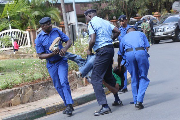 TheNairobiTimez's tweet photo. Political activist Julius Kamau arrested outside parliament after attempting to protest during the State of the Nation address by President William Ruto. https://t.co/MW2lXsBXEx