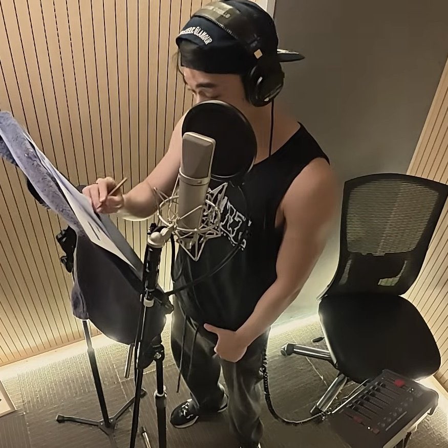 heartinsani's tweet image. i remember this predebut san pic whenever i see san in the recording room and then just 😭😭😭😭😭😭😭😭😭