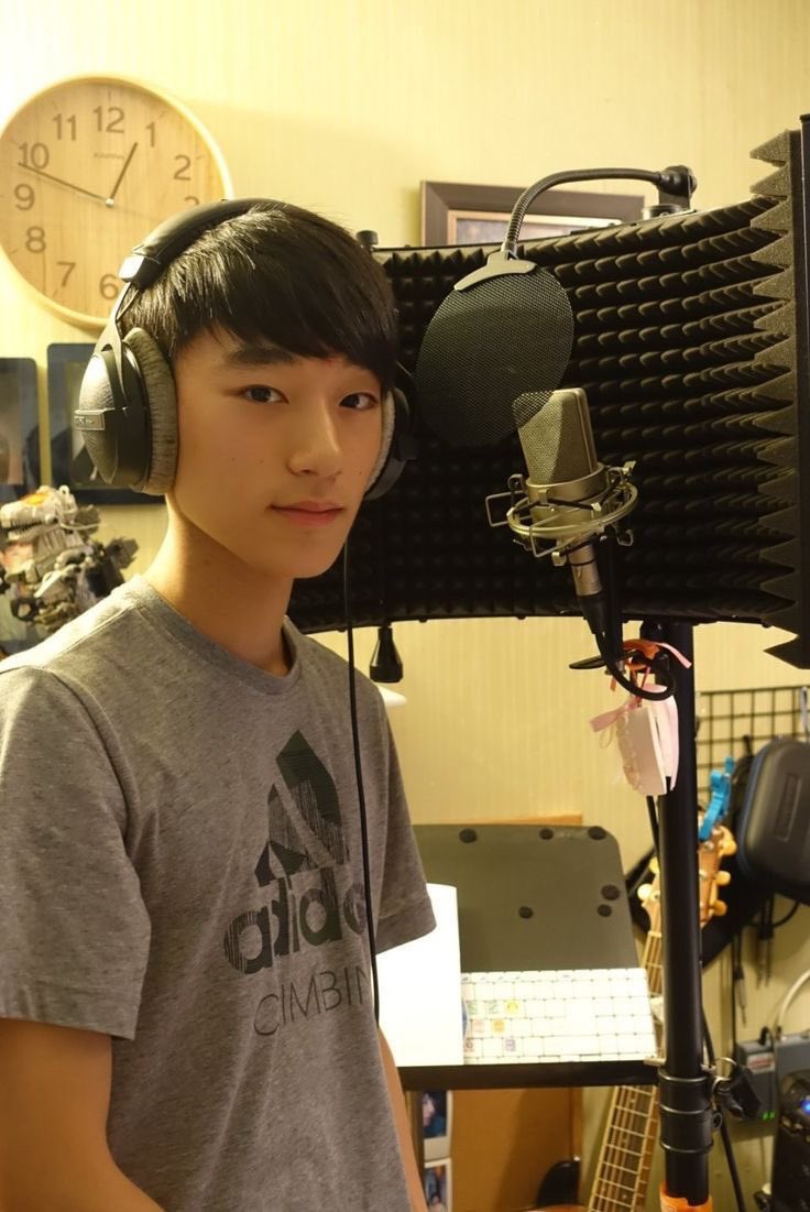 heartinsani's tweet image. i remember this predebut san pic whenever i see san in the recording room and then just 😭😭😭😭😭😭😭😭😭