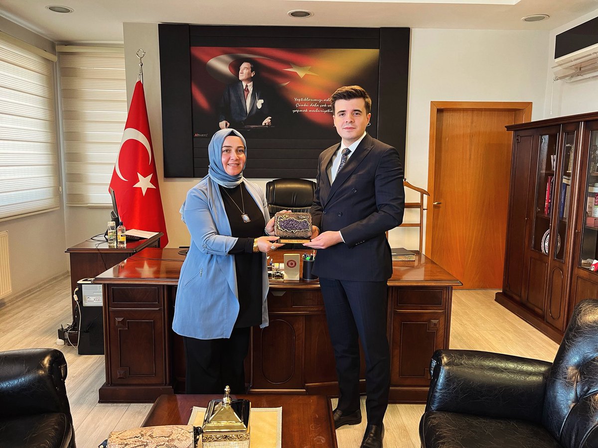 Aydıncık Kadın Girişimcilik  Kooperatifi Başkanı Sayın Nimet Türker,Kaymakamımız Sayın Latif Koralp'e hayırlı olsun ziyaretinde bulundu.

Kaymakamımız nazik ziyaretlerinden dolayı kendilerine teşekkürlerini iletti.