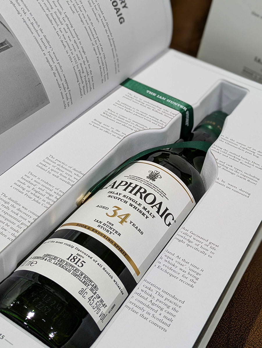 Remember, today's also your last chance to get all your wishes in for this week's #WhiskySanta Super Wish bottle: a legendary <a href="/Laphroaig/">Laphroaig Whisky</a> 34 Year Old from The Ian Hunter Story Book collection! 🥃🎅
masterofmalt.com/whiskies/laphr…