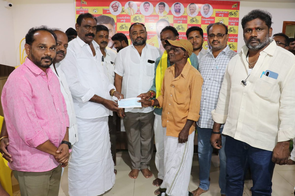 cjmraju's tweet image. ముఖ్యమంత్రి సహాయనిధి చెక్కుల పంపిణీ – చమర్తి జగన్ మోహన్ రాజు గారు

రాజంపేట నియోజకవర్గంలోని లబ్ధిదారులకు మొత్తం ₹11,67,513 విలువైన సీఎంఆర్ఎఫ్ చెక్కులను
టిడిపి నియోజకవర్గ ఇన్చార్జ్ చమర్తి జగన్ మోహన్ రాజు గారు అందజేశారు.

వైద్య ఖర్చులతో ఇబ్బందులు పడుతున్న కుటుంబాలకు సీఎం సహాయనిధి…