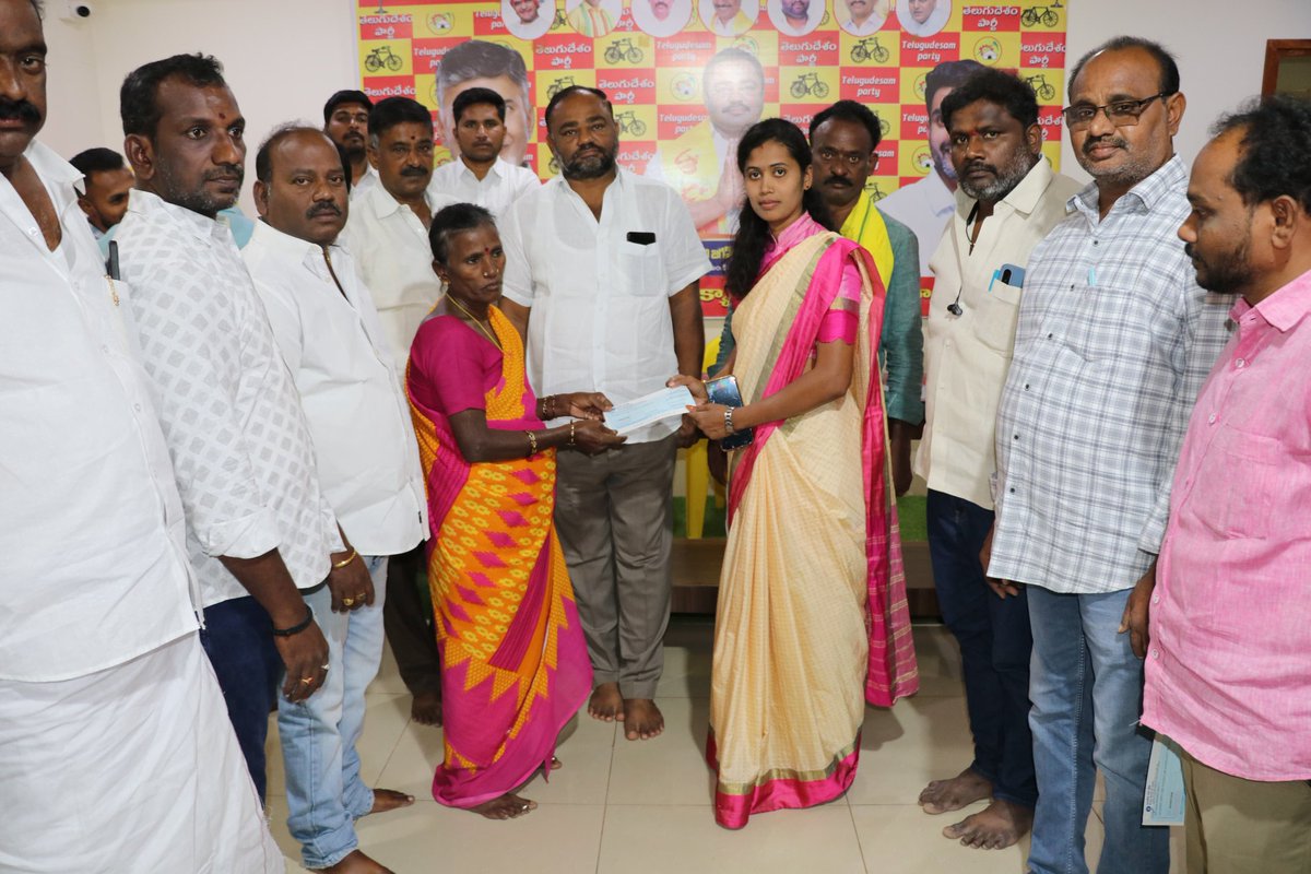 cjmraju's tweet image. ముఖ్యమంత్రి సహాయనిధి చెక్కుల పంపిణీ – చమర్తి జగన్ మోహన్ రాజు గారు

రాజంపేట నియోజకవర్గంలోని లబ్ధిదారులకు మొత్తం ₹11,67,513 విలువైన సీఎంఆర్ఎఫ్ చెక్కులను
టిడిపి నియోజకవర్గ ఇన్చార్జ్ చమర్తి జగన్ మోహన్ రాజు గారు అందజేశారు.

వైద్య ఖర్చులతో ఇబ్బందులు పడుతున్న కుటుంబాలకు సీఎం సహాయనిధి…