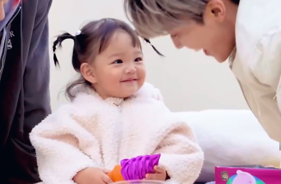 NJM__file's tweet image. THE PHOTO😭🥺 

   Happy baby..                            The reason!
