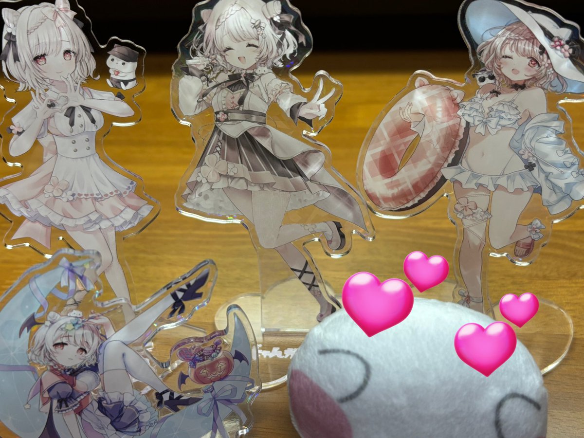 #もち様あのね 
じゃんさんお誕生日グッズ到着しました！
もち様もついに超絶美少女4人に囲まれて
横転なされたようです🙃