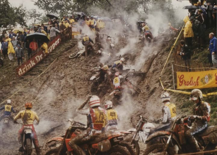 mxgpstatistics's tweet image. Uit het archief: Grand Prix van Nederland, 250cc in 1984 op het circuit van Heerlen. Jacky Vimond wint de eerste, en enige manche, voor Yannig Kervella en Jorgen Nilsson. 📷 Dietmar Müller #MXGPStatistics #Beup2date #PoweredbyKEMCO #KEMCOMotorsportArchives #Motorsport #MXGP