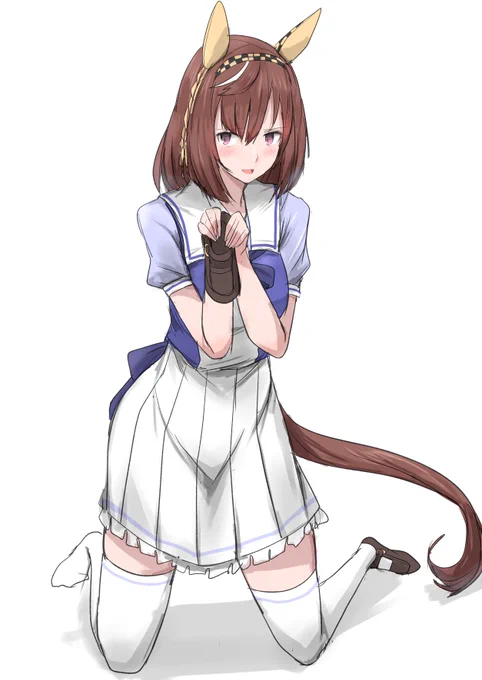 お題のローファーを片方脱いで少し恥ずかしそうに両手で持っている夏制服のブエナビスタちゃんです。