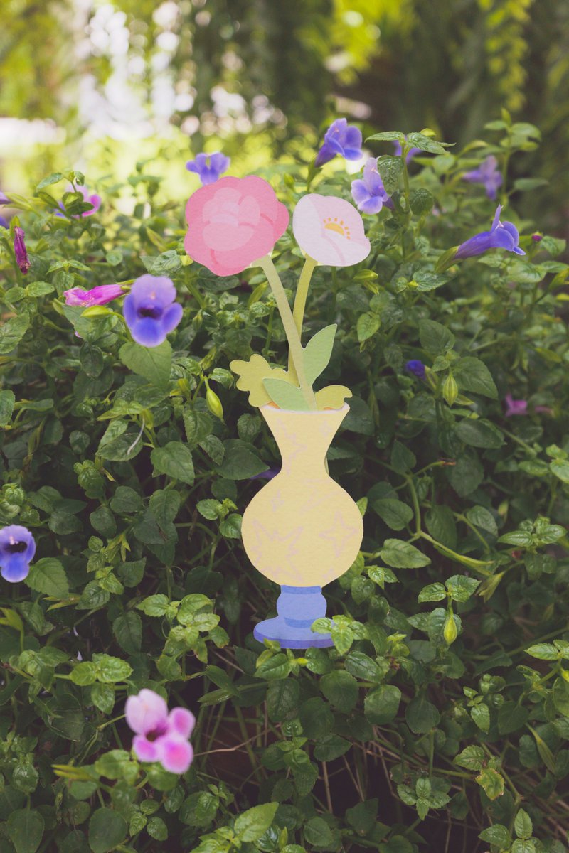 น้องมีกระถางเอาไว้เก็บด้วยนะ จะเอาใช้เขียนเป็นการ์ดก็ได้
#YOLOARTFEST2025 N05 - N06 |🐶🏺💐🤍✨